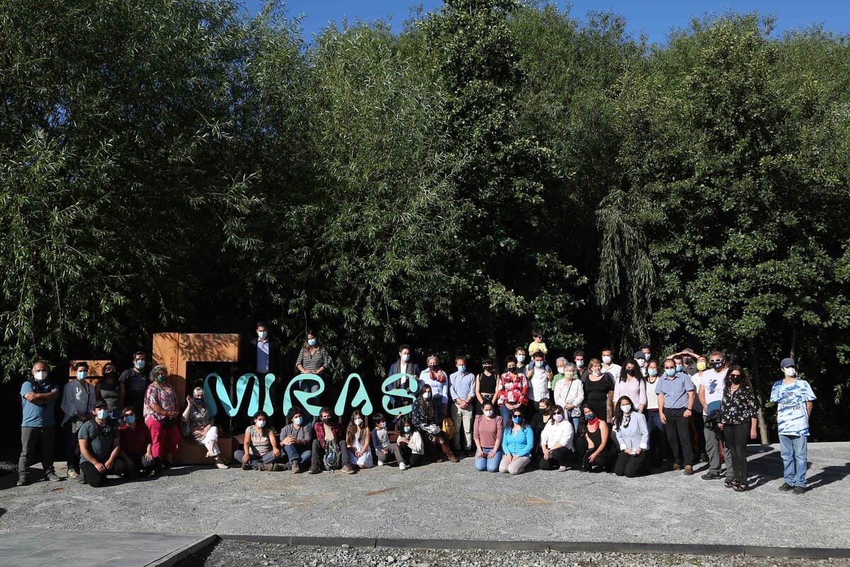 Gente posa junto al cartel de bienvenida del MIRAS Araucanía.