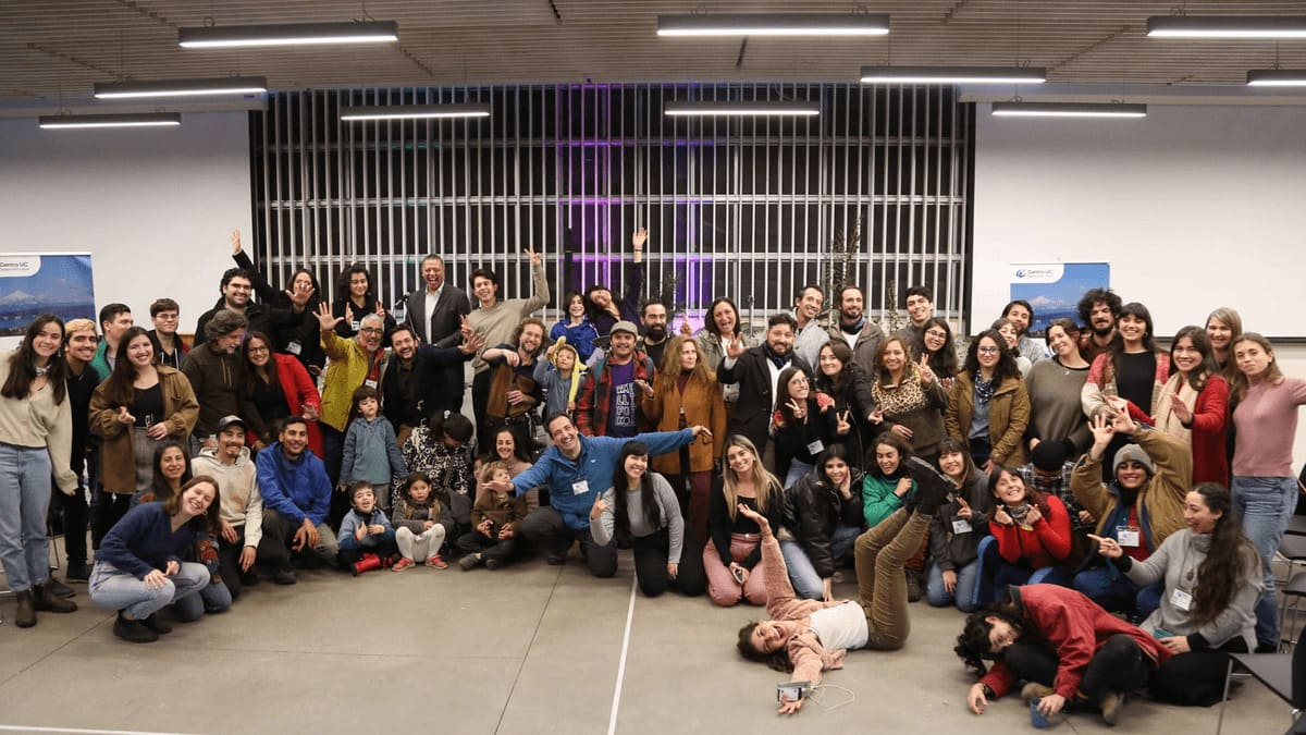 Grupo de personas posando para una fotografía grupal.