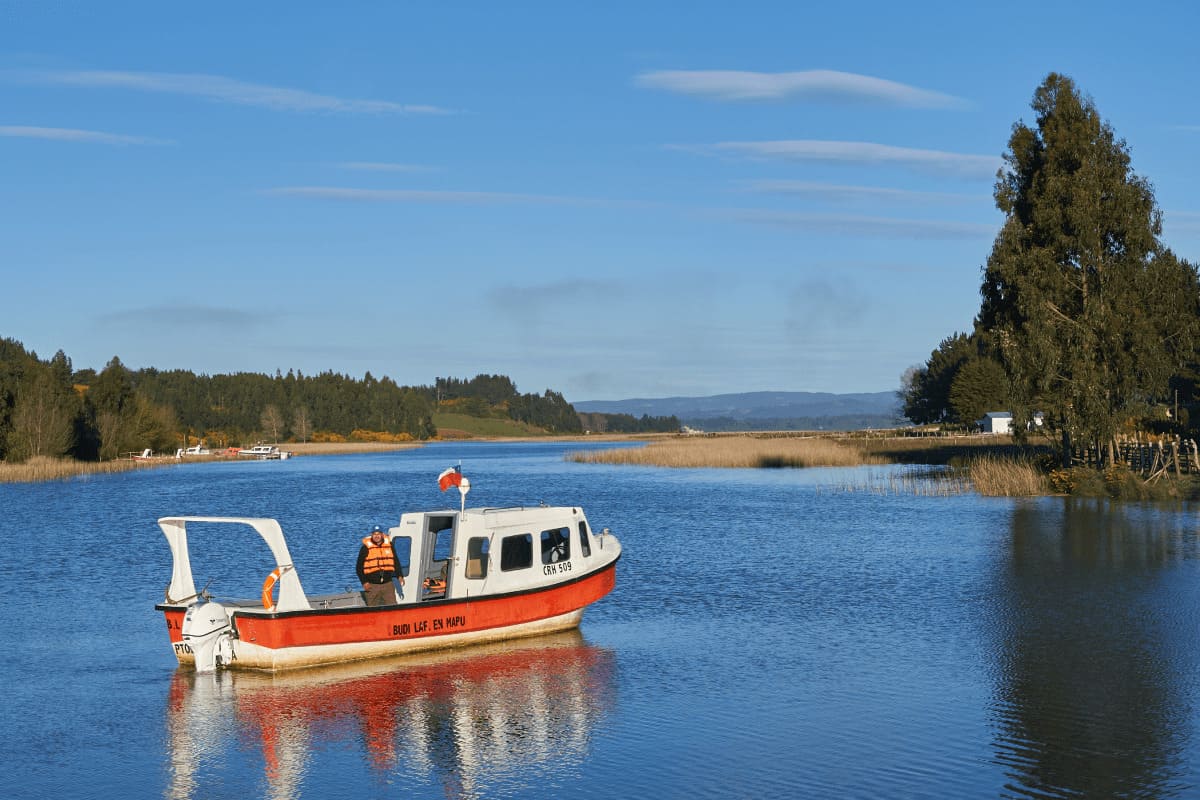 Barcaza navegando por el Lago Budi.